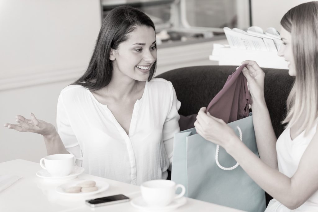 2 women having a coffee in dubai and discussing girls stuff